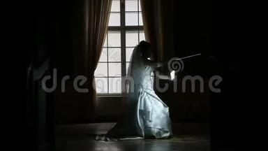 滑稽漂亮的新娘玩光光剑的剪影。 星球大战风格的婚礼